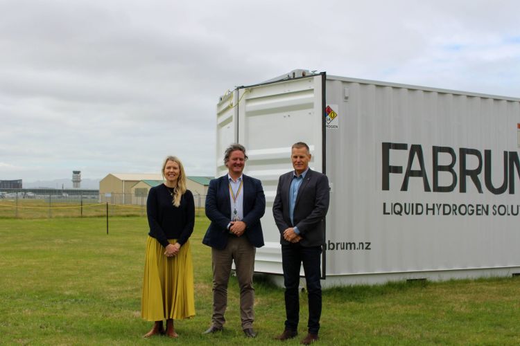 Claire Waghorn (left), Justin Watson (middle), Christopher Boyle (right) at Fabrum's Hydrogen Test Site-min